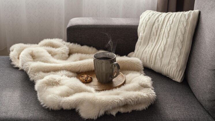 室内一杯茶和饼干冬天现代活动