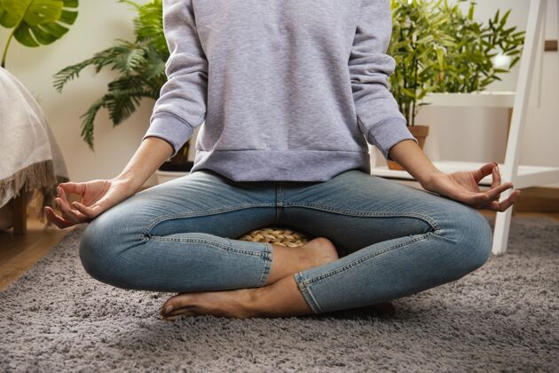 冥想在家做瑜伽的年轻女子逗留休假休息时间