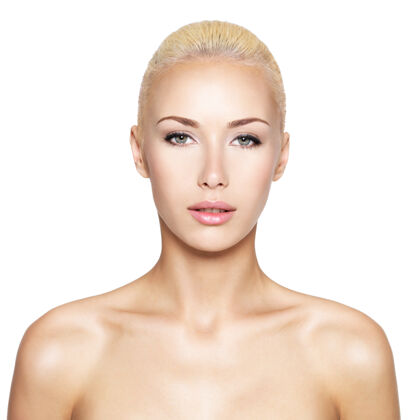 皮肤护理正面是金发美女的肖像-孤立年轻前视图新鲜