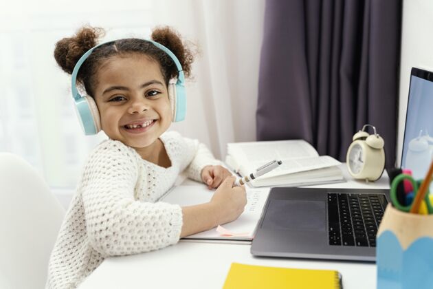 虚拟小女孩在家上网上学时带着笔记本电脑和耳机课程笔记本电脑班级