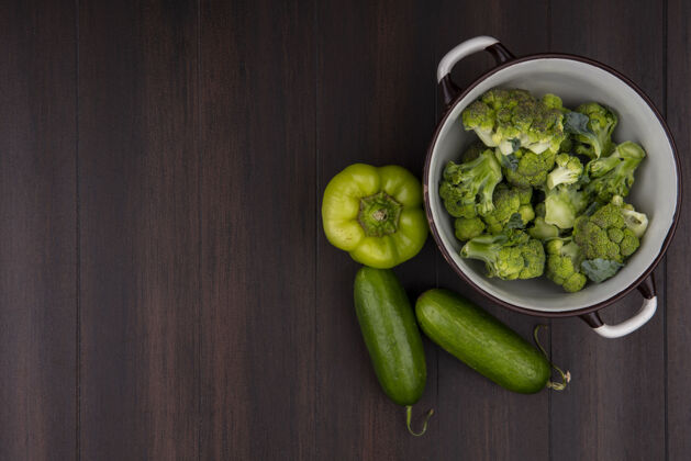 蔬菜顶视图复制空间西兰花在平底锅与黄瓜和胡椒木背景顶部胡椒配料