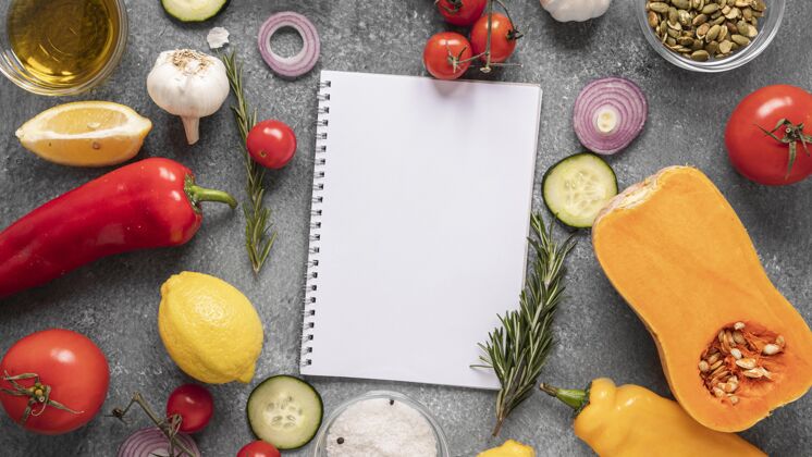 蔬菜平铺的食物配料与笔记本和蔬菜配料膳食蔬菜