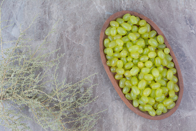绿色一束绿色的葡萄放在木碗里自然新鲜植物