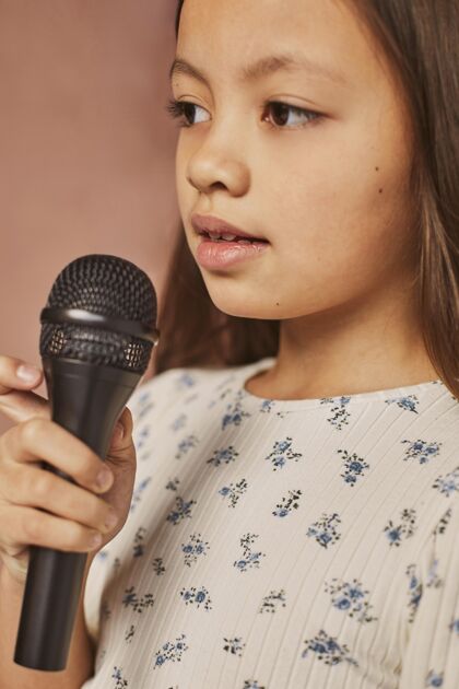 班小女孩在家用麦克风学唱歌年轻人歌手艺术家