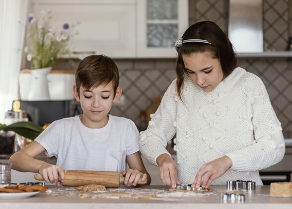 室内孩子们在厨房静物生活方式现代