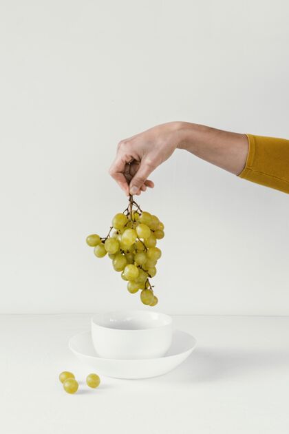 中性最少的抽象葡萄和手室内简单产品