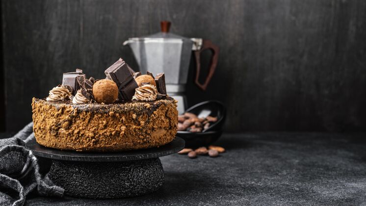 蛋糕展台上美味巧克力蛋糕的正面图 带复印空间横向巧克力营养