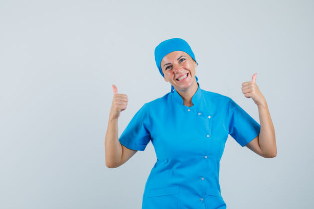 实验室女医生穿着蓝色制服 竖起大拇指 看上去很高兴 正面照肖像女士展示