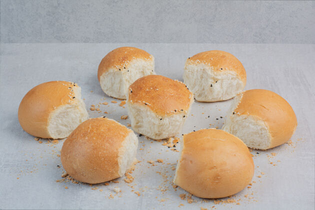 小吃大理石背景上的圆形新鲜白面包切片馒头面包房