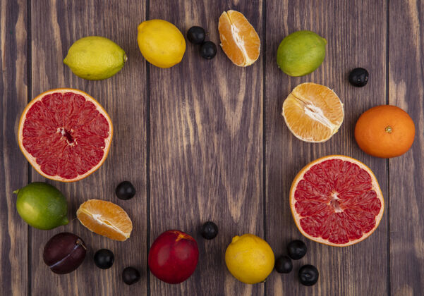 桃子顶视图复制空间樱桃李子与桃子柠檬酸橙和半葡萄柚木背景复制葡萄柚橘子