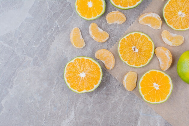 柠檬柑橘类水果散落在石头表面水果热带切片