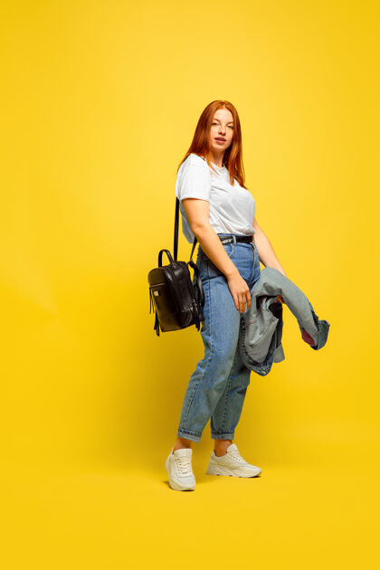 衣服更容易成为追随者需要最少的衣服黄色背景上的白种女人肖像漂亮的女性红发模特人类情感的概念 面部表情 销售 广告帅哥表情博客