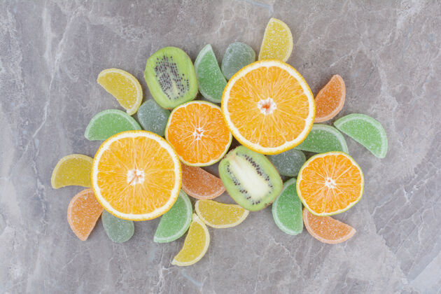 柑橘新鲜水果和甜甜的果酱在大理石背景上食物猕猴桃酸橙