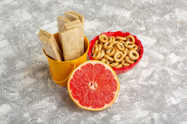 健康前视图华夫饼和饼干与葡萄柚在白色表面柑橘甜味维生素