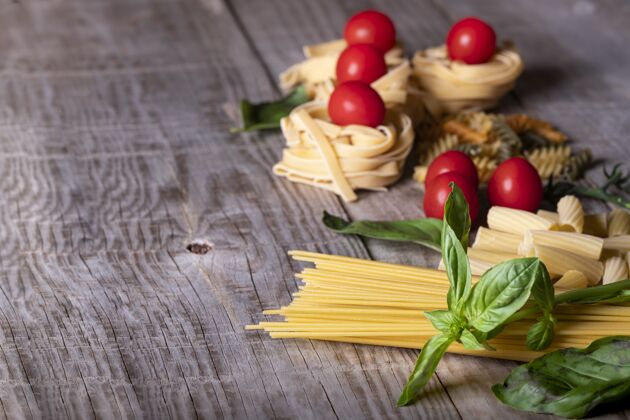 素食木制面上的意大利面配料薄荷传统香料