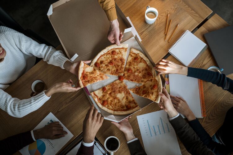 聚会办公室会议休息时同事吃比萨饼的俯视图人女人女性