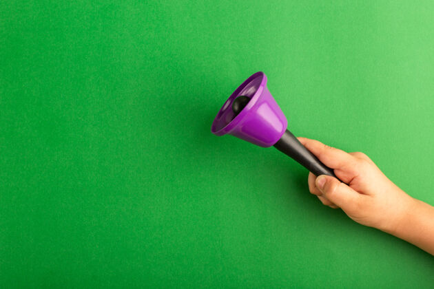 记号笔正面图：绿色表面上拿着紫色铃铛的小孩铃刷子手持