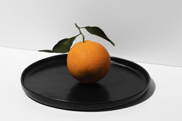 横托盘上橙色的高角度健康一餐饮食