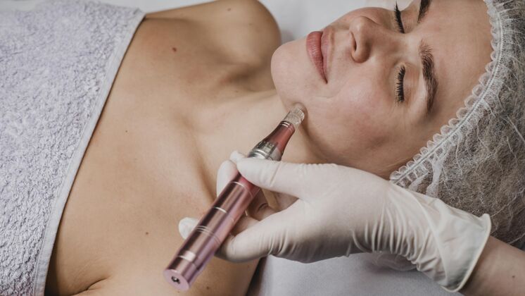 化妆品在健康中心做皮肤治疗的女人水疗水平女性