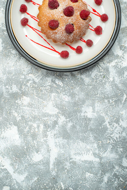 椭圆形顶视图浆果蛋糕上的白色椭圆形板上的灰色表面复制的地方杯子奶油晚餐