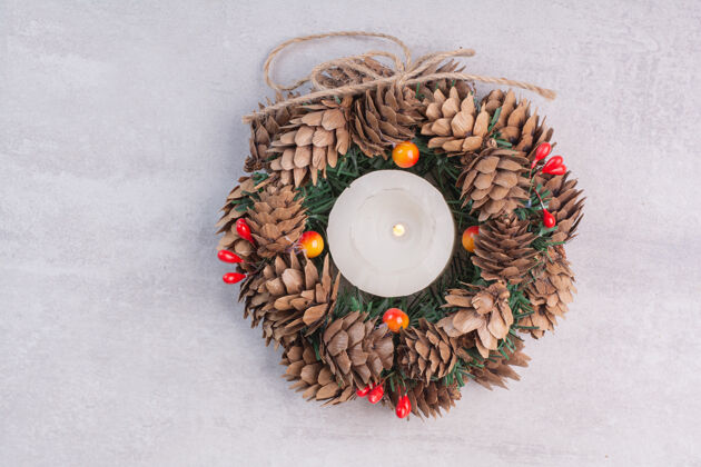 球白色表面的圣诞花环和蜡烛绳子珠子蜡烛