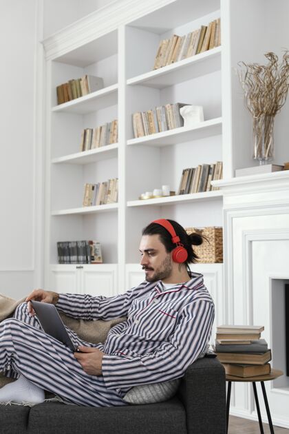 美好时光穿着睡衣的男人使用笔记本电脑侧视图享受男人早晨