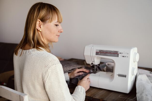 工业从后面射中了一个用缝纫机的女人工艺生活方式设备