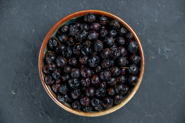 浆果俯瞰黑醋栗在黑暗的表面顶部配料蓝莓