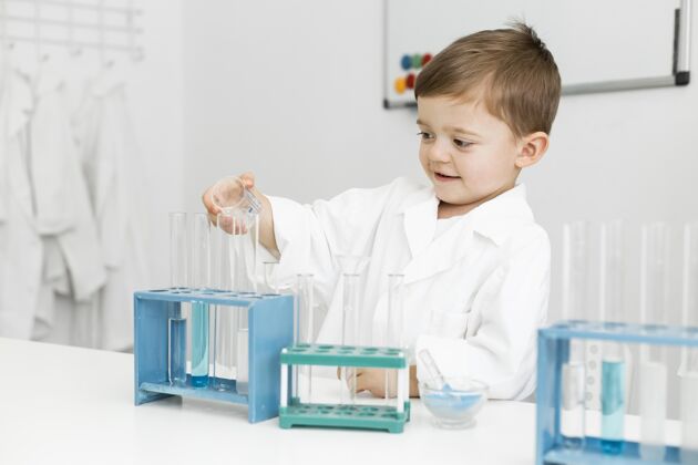 男孩拿着试管的年轻科学家知识教育实验室