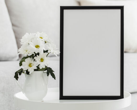 框架一束白色的花插在空框的花瓶里蔬菜组成分类