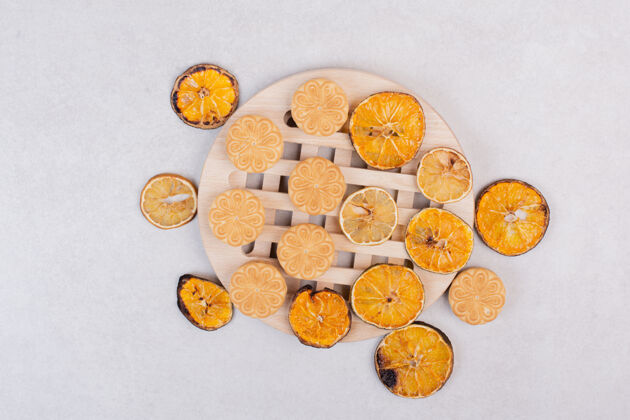 食物木制盘子上放着橘子片的饼干吃新鲜圣诞饼干