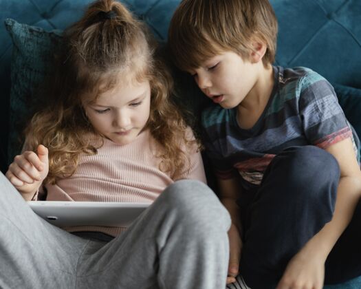 设备中等身材的孩子坐在一起创新平板电脑现代
