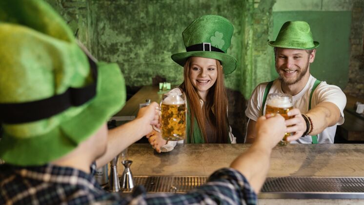 幸运一群朋友在酒吧庆祝圣帕特里克节饮料爱尔兰场合