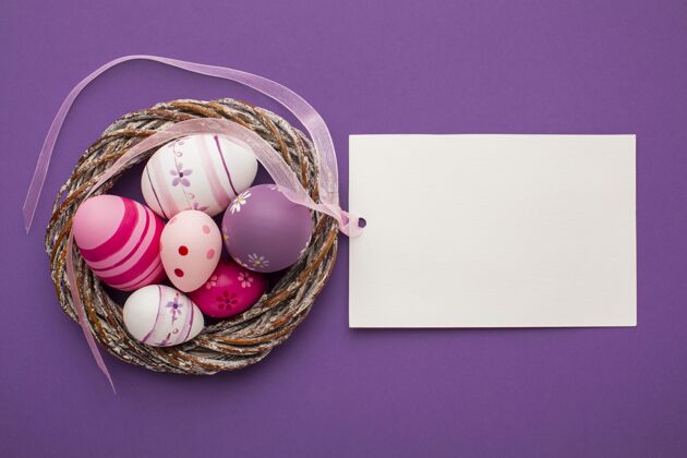 节日彩色复活节彩蛋与篮子和纸顶视图顶视图复活节颜色