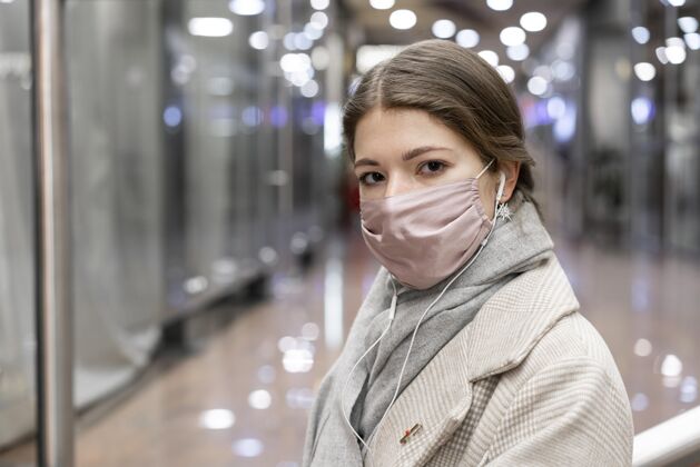 人类戴着医用口罩的女人在商场里新常态人大流行