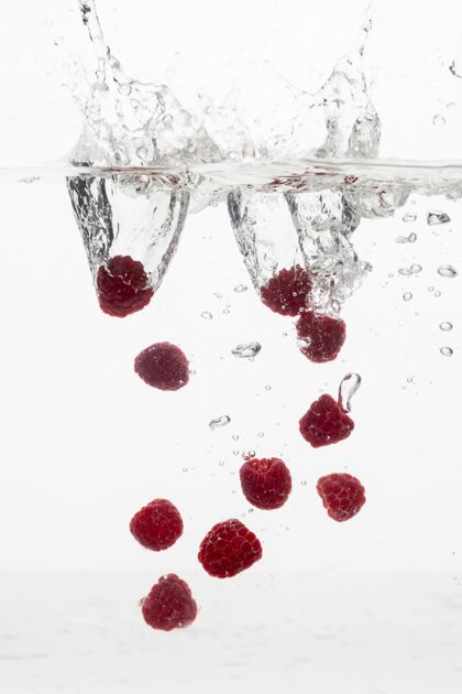 美味水里有很多树莓的正视图健康甜美味