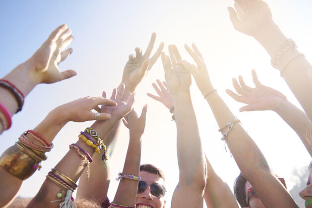 友谊夏季音乐节吸引了很多人欢乐一天举手