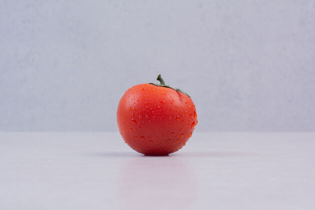 成熟新鲜的红色番茄在白色的表面顶视图生食用