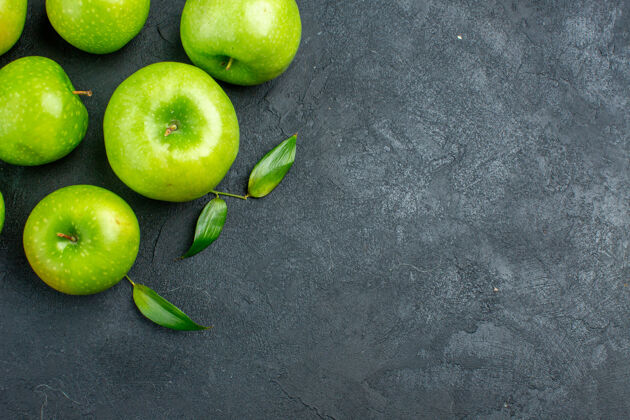苹果顶视图绿色苹果在黑暗的表面自由空间关键酸橙柠檬柑橘