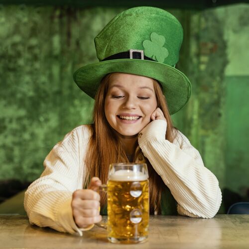 绿色笑脸女人在酒吧庆祝圣帕特里克节活动爱尔兰爱尔兰