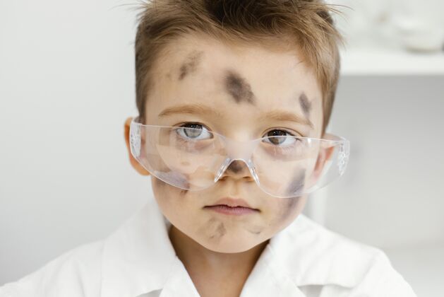 科学实验室里戴着安全眼镜 实验失败的男科学家们的正视图孩子知识实验室