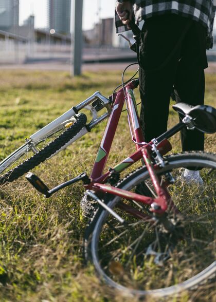 自行车草地上的男孩拿着他的自行车休闲户外年轻