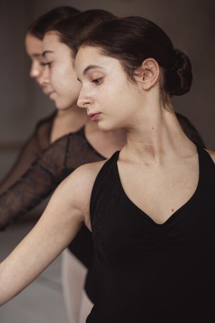 女子专业芭蕾舞演员穿着紧身连衣裤一起跳舞的正面图专业舞蹈经典