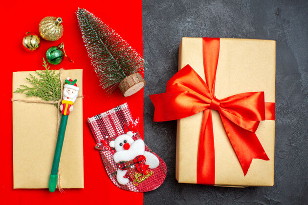 风景圣诞树装饰配件礼品袜子红色和黑色背景上xsmas心情的上方视图蝴蝶结轮子圣诞节
