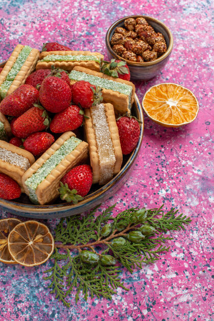 糖美味的华夫饼干和新鲜的红色草莓的正面视图饼干成熟的前