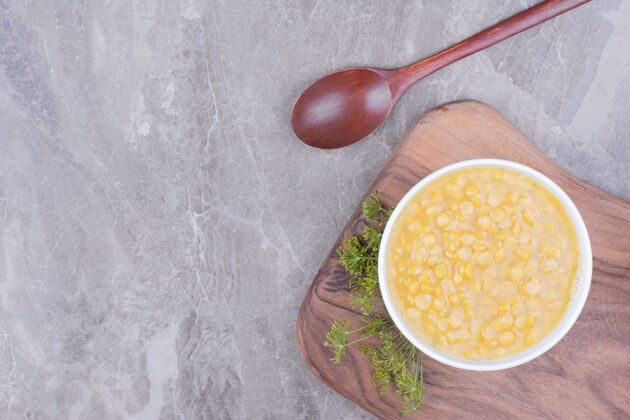 菜肴黄色的豌豆汤放在大理石上的白色杯子里午餐美味盘子