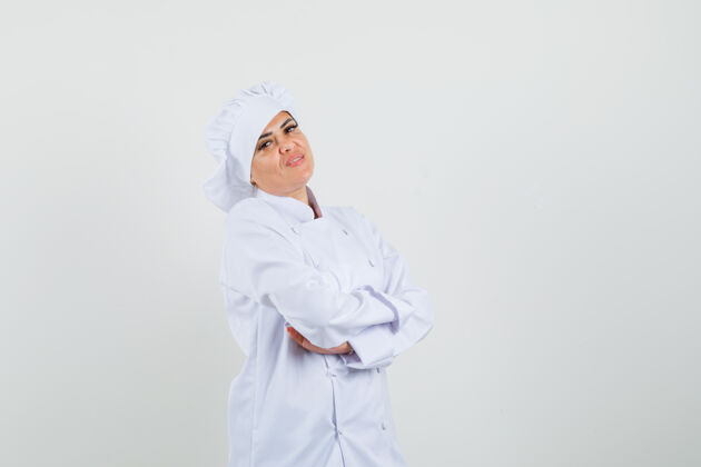 厨师身着白色制服的女厨师双手交叉站着 看上去很自信服务工业工人