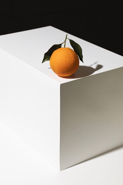 甜点讲台上橙色的高角度生动橙子小吃