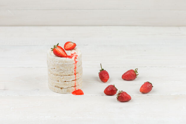 圆在白色木板表面贴上草莓白年糕水平美味米糕颜色