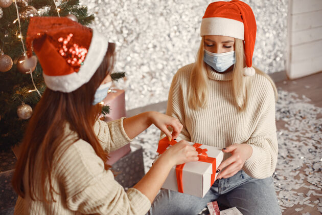 冠状病毒冠状病毒和圣诞节的概念大流行圣诞节面具